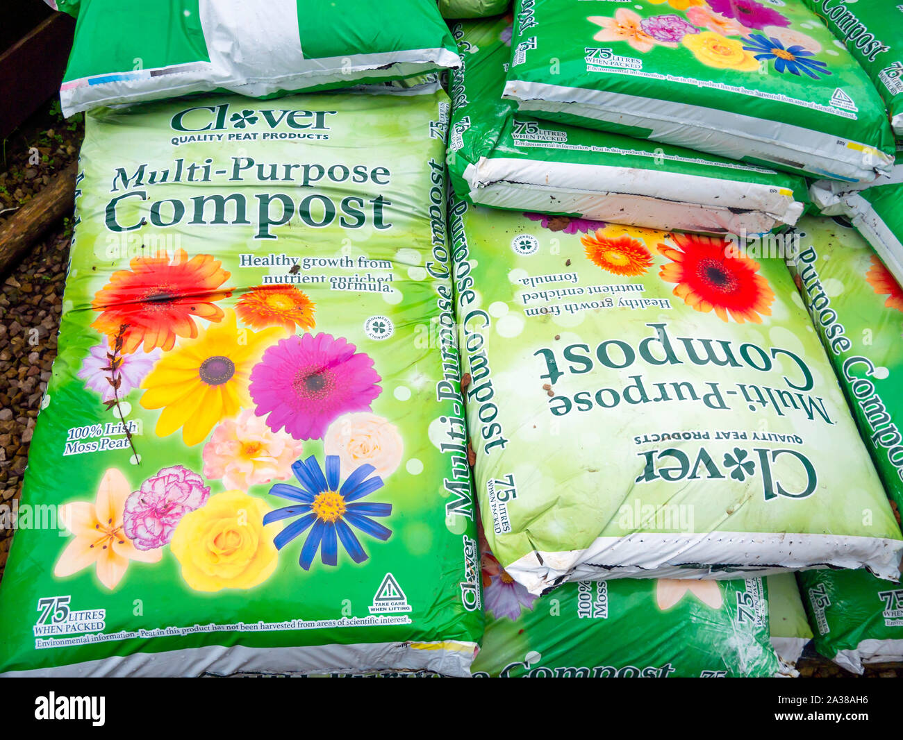 Una pila di sacchi di Clover marca contenitore composto in un garden center Foto Stock