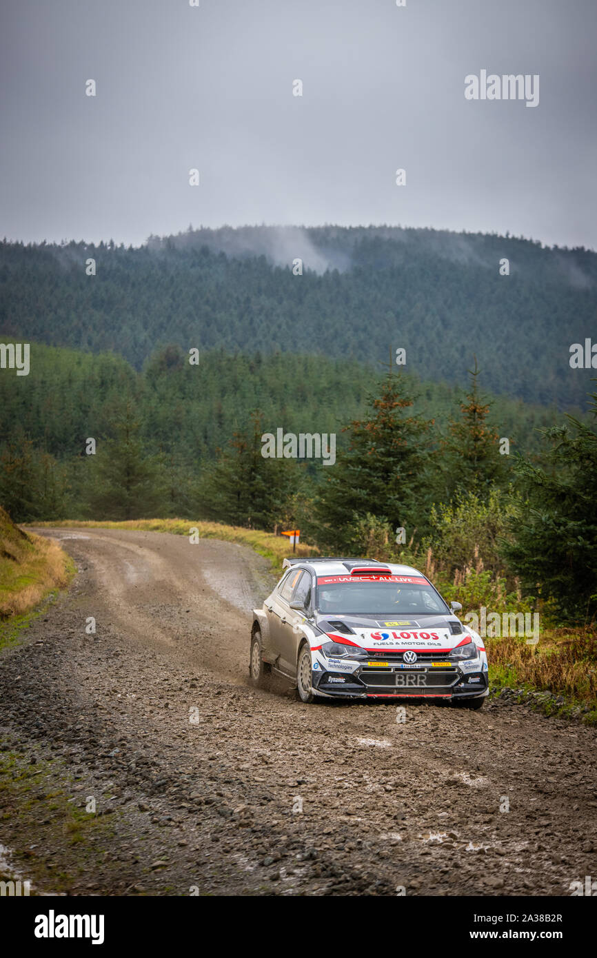 VW Polo R5 Rally Car guida attraverso la Myherin tappa del Rally del Galles GB 2019 Foto Stock