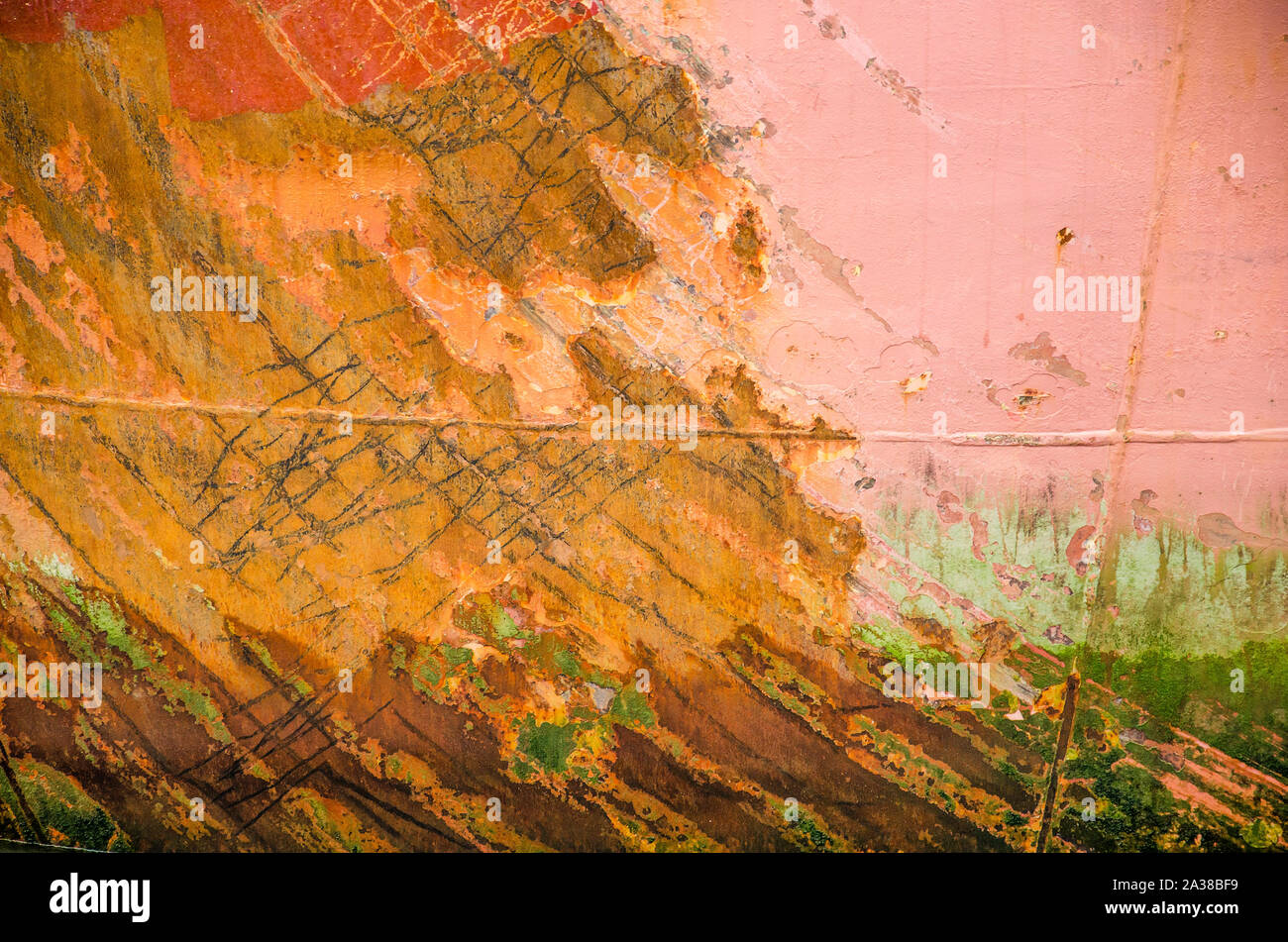 Il passato di una nave's Hill, fortemente alterati, con due giunti di saldatura, graffi, grunge, ruggine e diversi strati di vernice di pelatura in vari colori Foto Stock