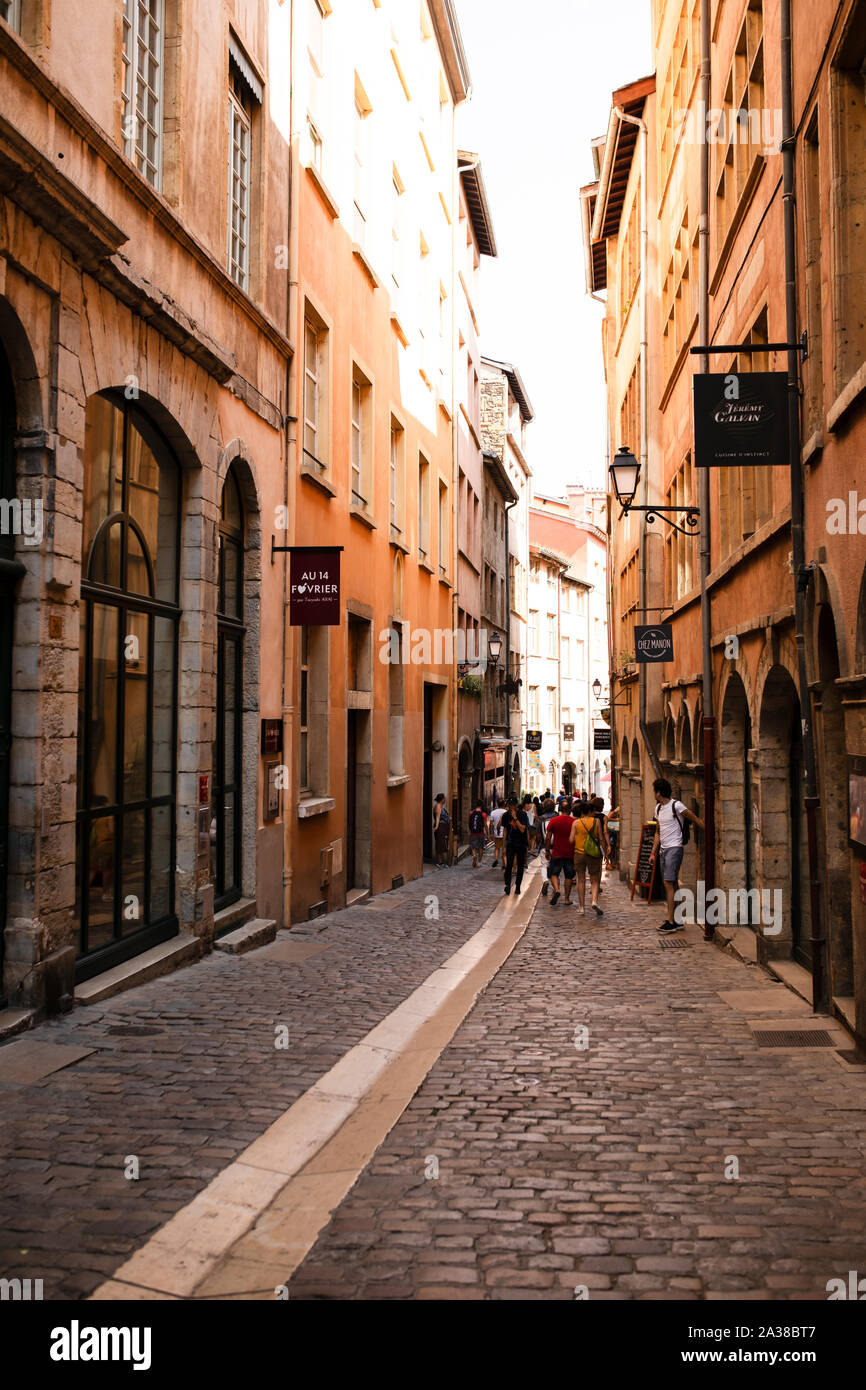 Negozi e ristoranti sulla famosa Rue du Boeuf, una strada pedonale acciottolata nel quartiere Vieux Lyon, Francia. Foto Stock