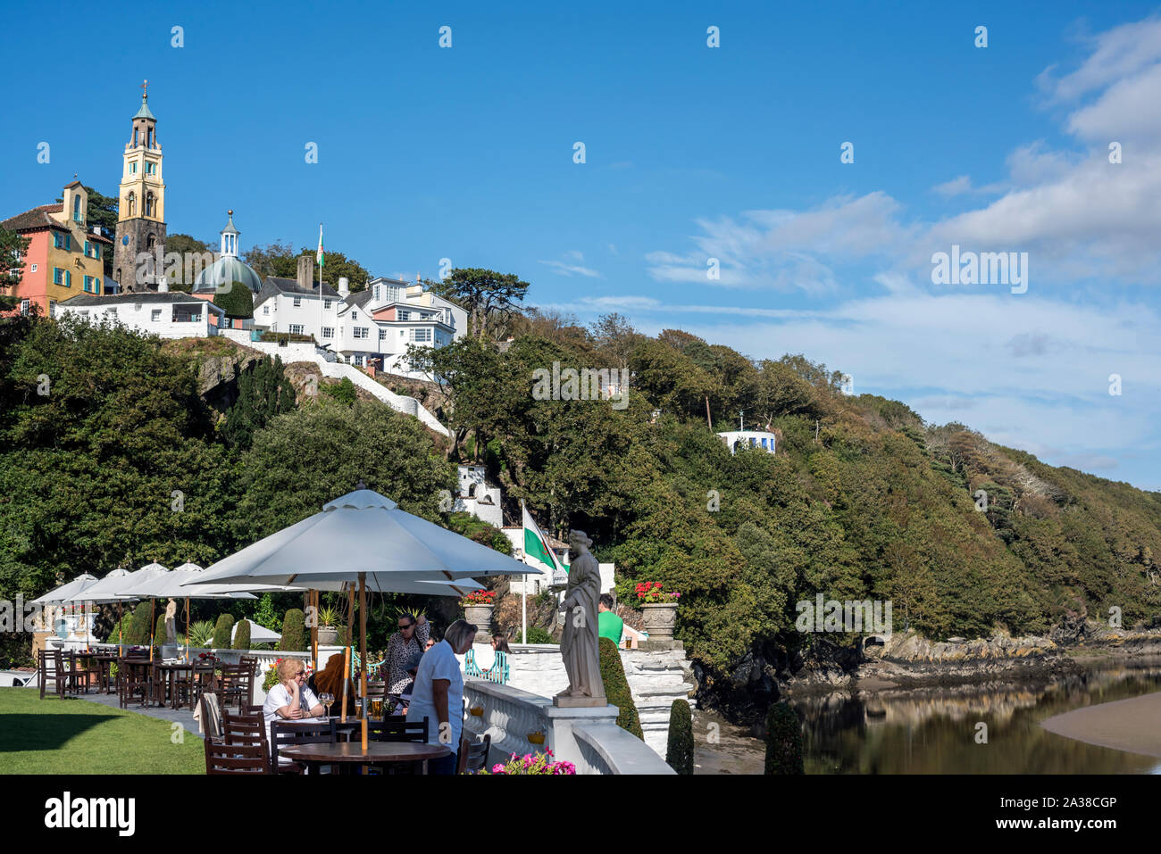 Colorata architettura sulla collina di Portmeirion Village, Galles con edifici dipinti e gli appartamenti in stile italiano. Foto Stock