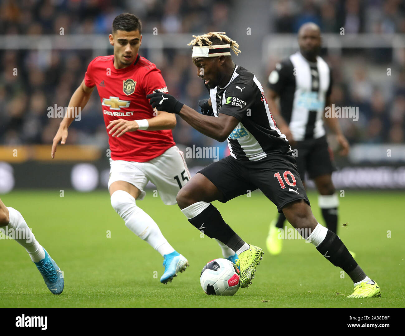 Newcastle United's Allan Saint-Maximin (destra) in azione con il Manchester United Andreas Pereira durante il match di Premier League a St James Park, Newcastle. Foto Stock