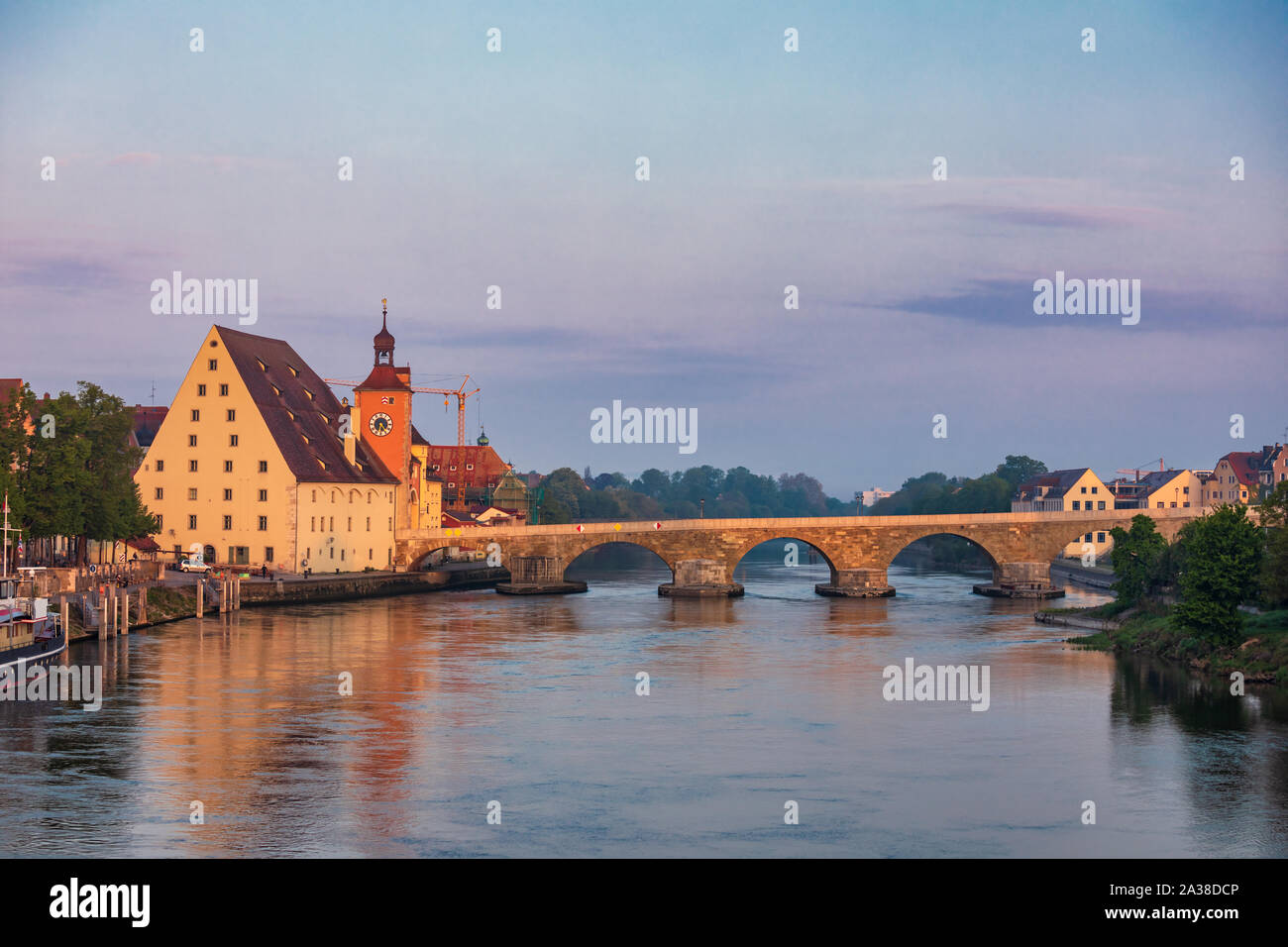 Regensburg cityscape con il medievale Ponte di Pietra (Steinerne Brücke) oltre il fiume Danubio, Baviera, Germania, Europa. Ratisbona in uno dei la maggior parte popu Foto Stock