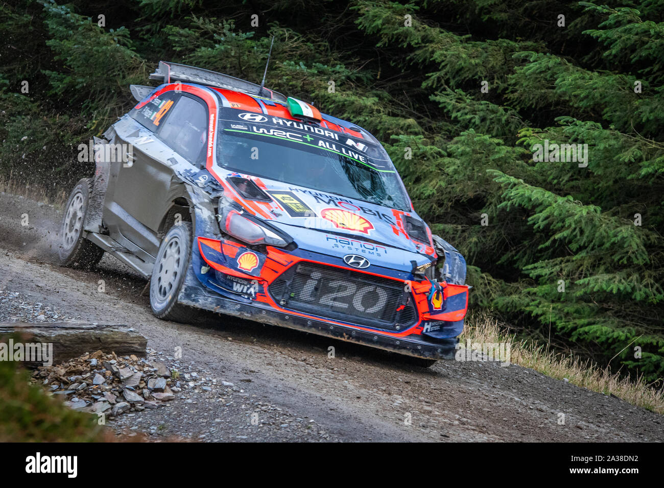 Craig Breen (Irlanda) di guida attraverso la Myherin tappa del Rally del Galles GB 2019, in la Hyundai i20 WRC Rally Car. La vettura è stata danneggiata in un accid Foto Stock