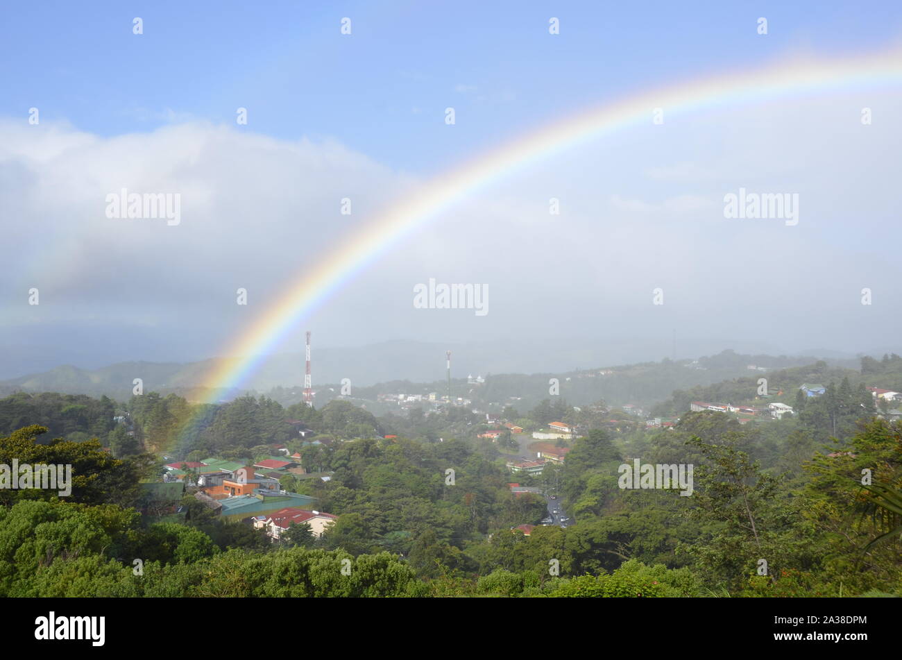 Rainbow su Monteverde, Cordillera de Tilaran, Puntarenas, Costa Rica Foto Stock