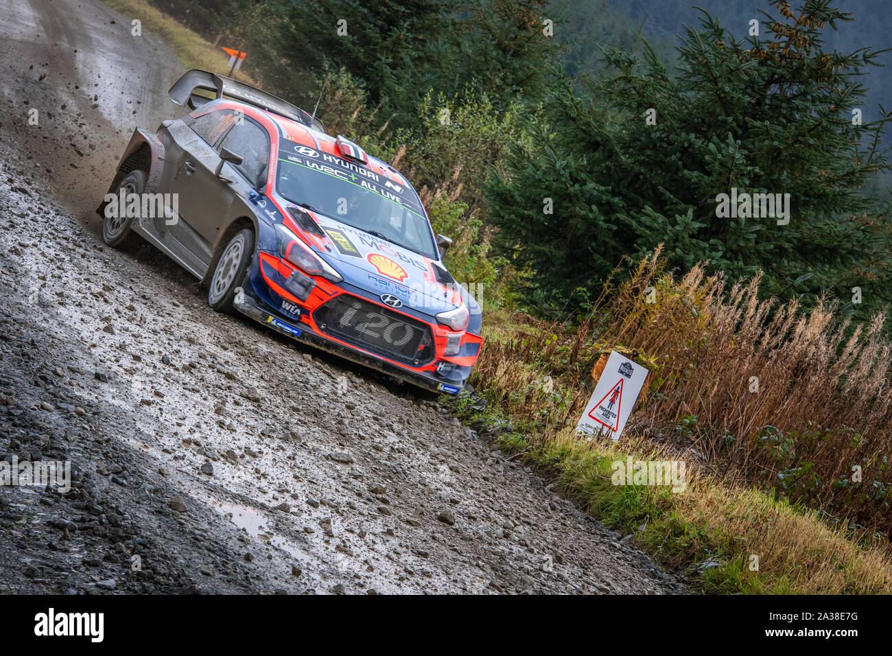 Andreas Mikkelsen (Norvegia) guidando attraverso il Myherin tappa del Rally del Galles GB 2019 in Hyundai i20 WRC World Rally Car Foto Stock