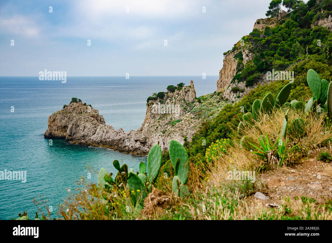 Pittoresca vista mare con scogli vicino a Formia nel golfo di Gaeta,  Italia. Vacanze in Europa concetto Foto stock - Alamy