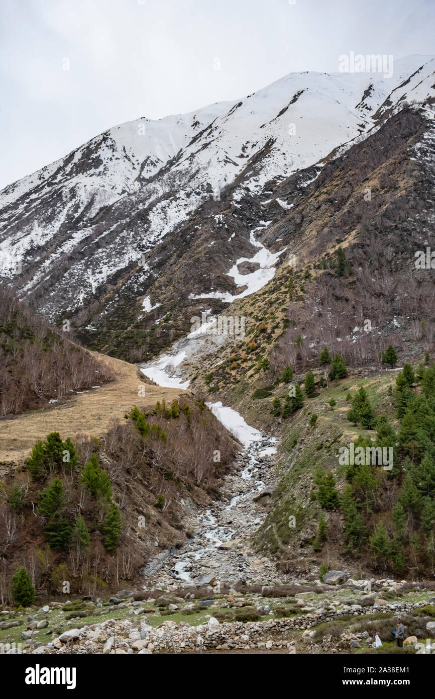 Flusso glaciale a Kinnaur Kailash che unisce il fiume Baspa. Foto Stock