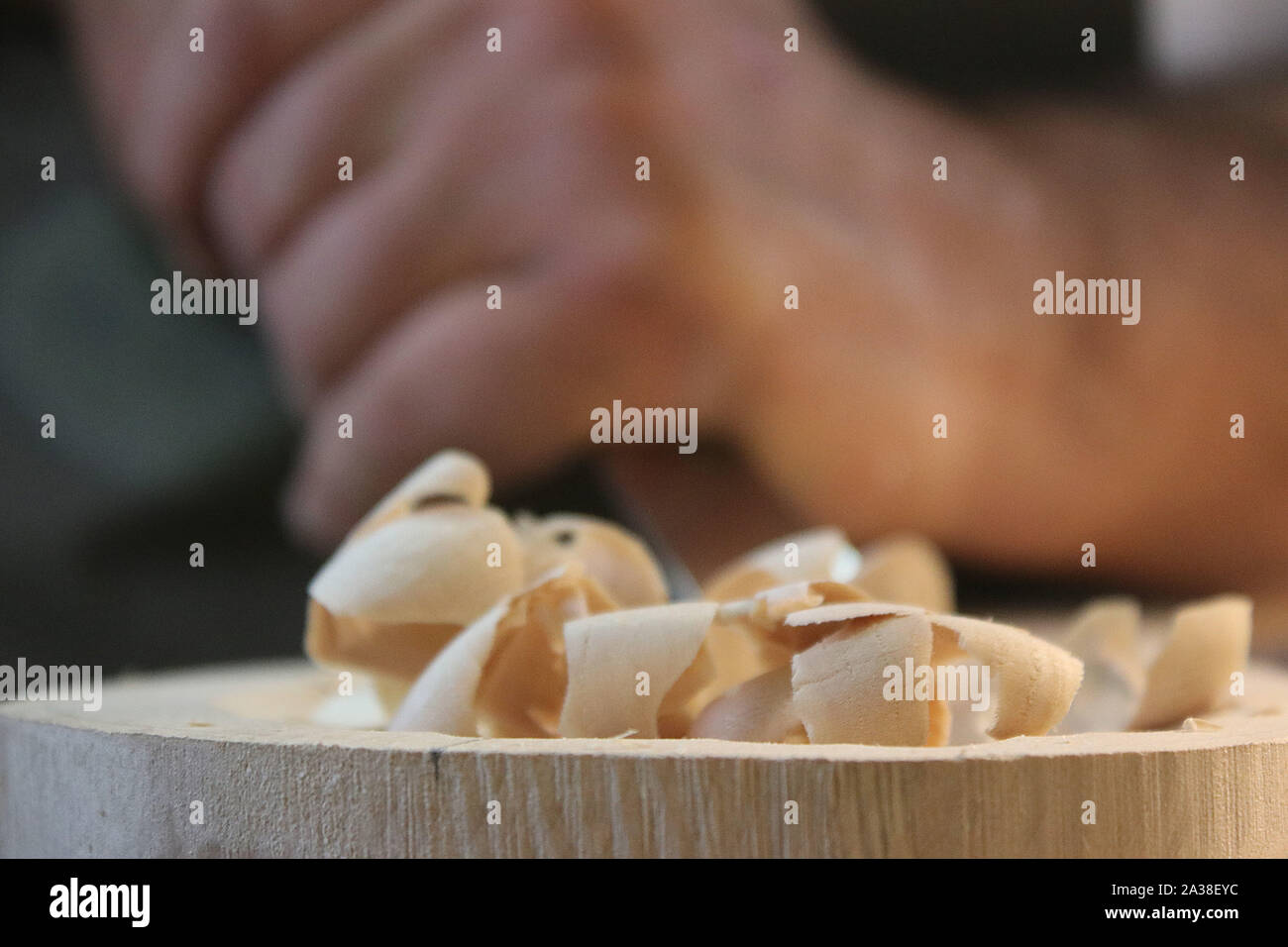 L'uomo intagliare un pezzo di legno Foto Stock