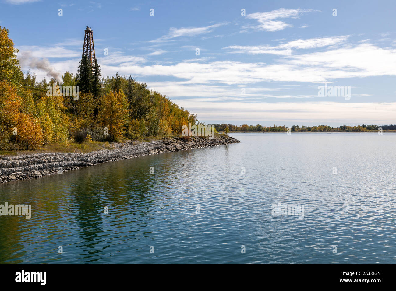 Colori autunnali (colori) lungo la riva del lago artificiale Glenmore, Calgary, Alberta, Canada Foto Stock
