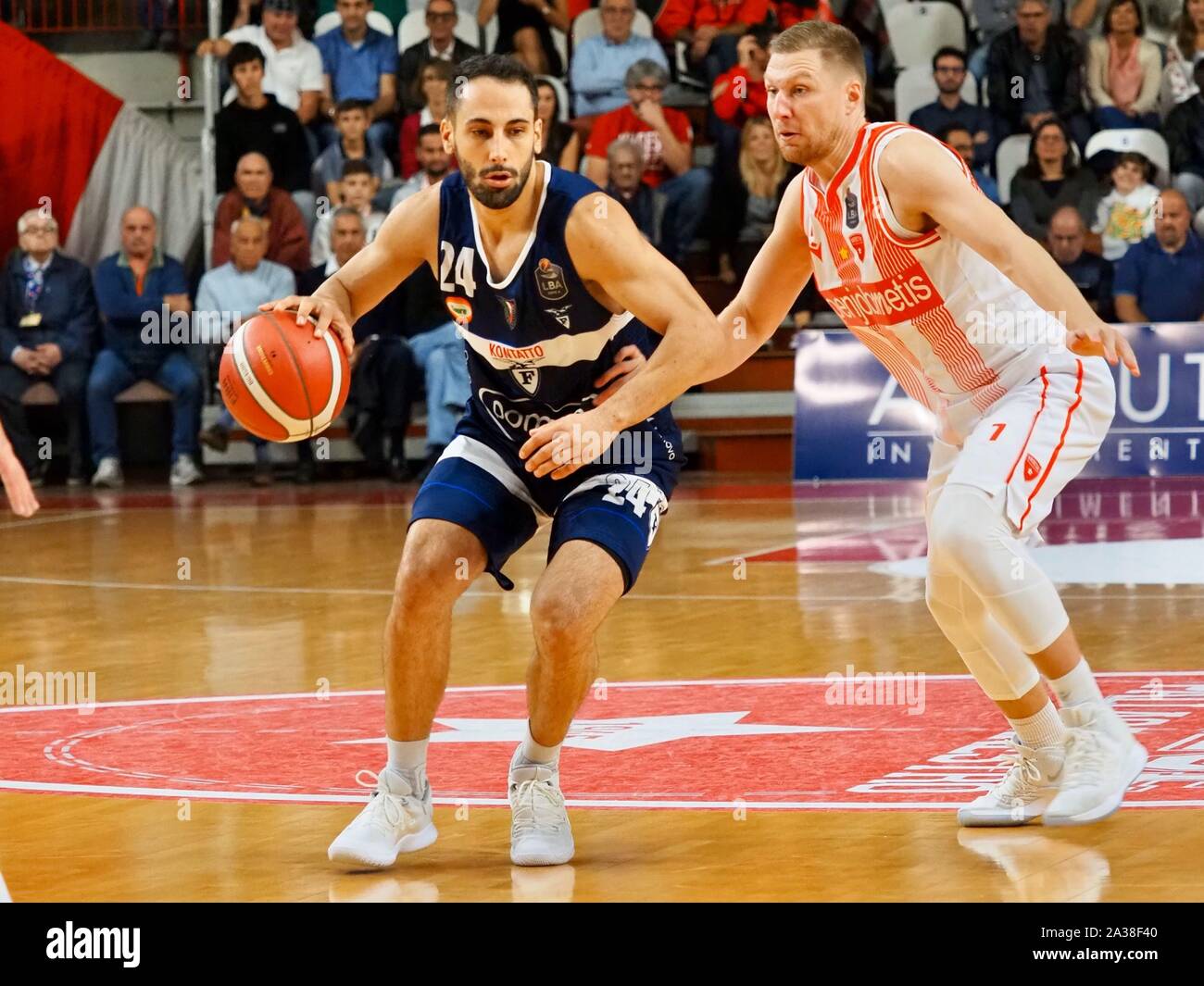 Varese, Italia, 06 ott 2019, stipcevic della Fortitudo bologna vanificata da jakovics di varese durante Openjobmetis Varese Vs Fortitudo Bologna - basket italiana una serie campionato - Credito: LPS/Savino Paolella/Alamy Live News Foto Stock