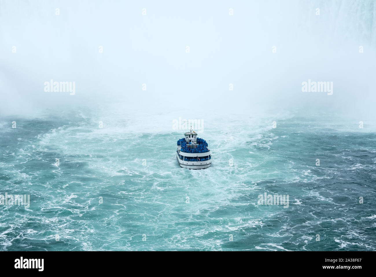 Il traghetto si avvicina il famoso Niagara caduta Foto Stock