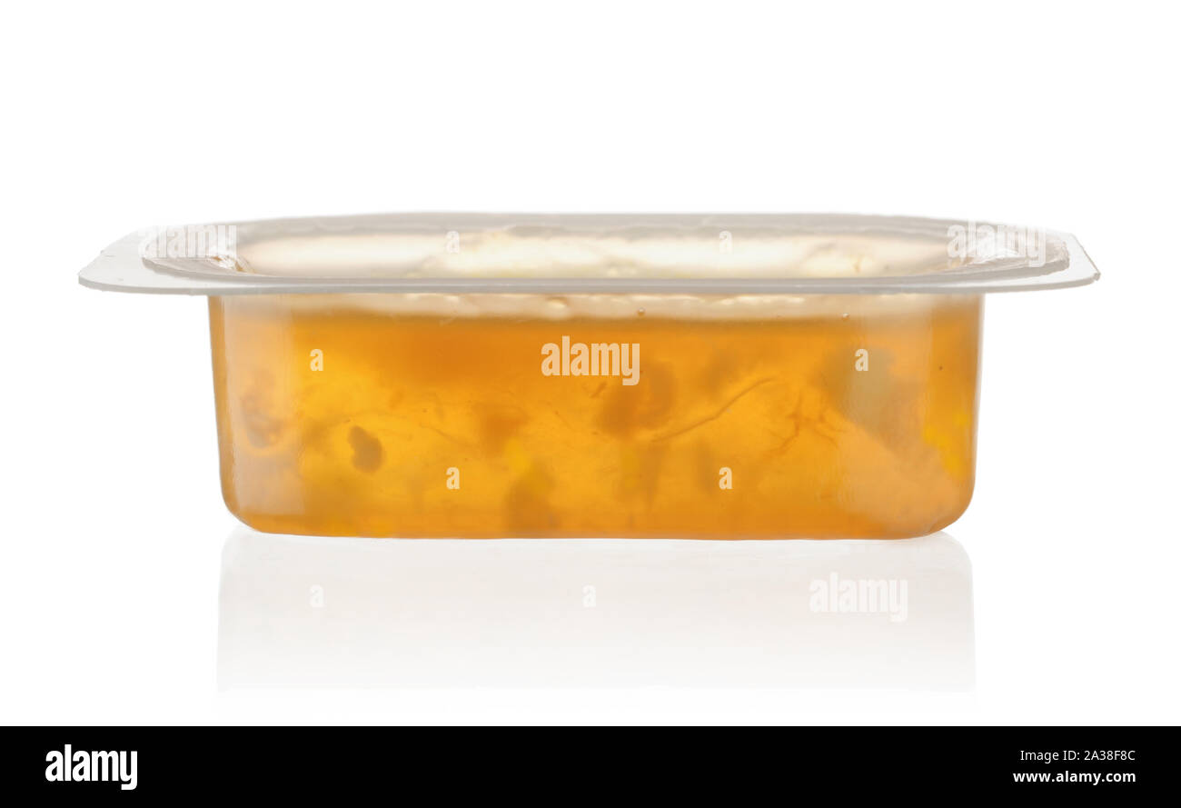 Confettura di albicocche in una coppa di immersione isolato su sfondo bianco Foto Stock