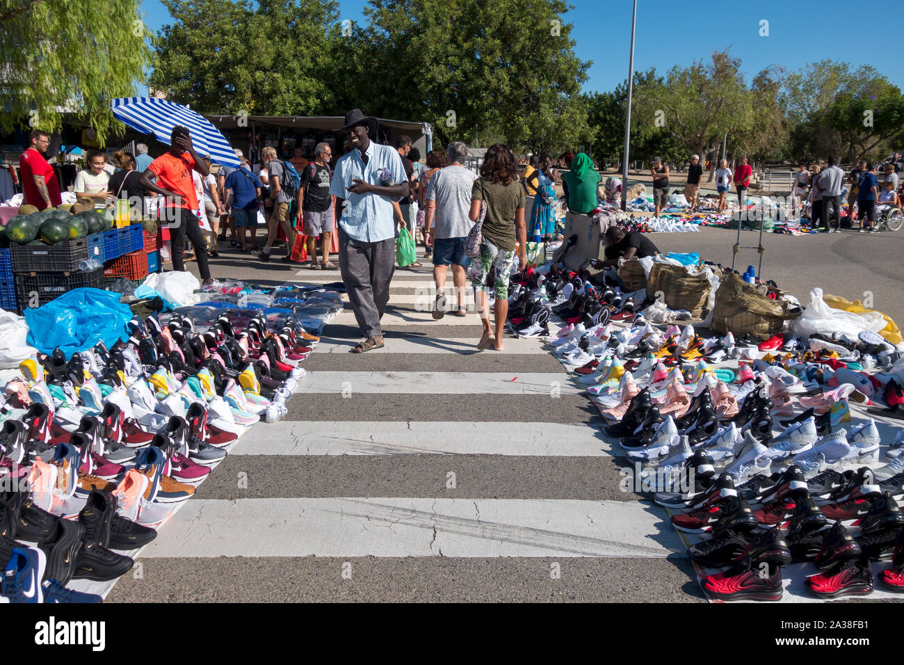 L'Hospitalet, Spagna - 08 Settembre 2019: mercato illegale di falsi di scarpe sportive, contraffatti in strada i cosiddetti top manta Foto Stock