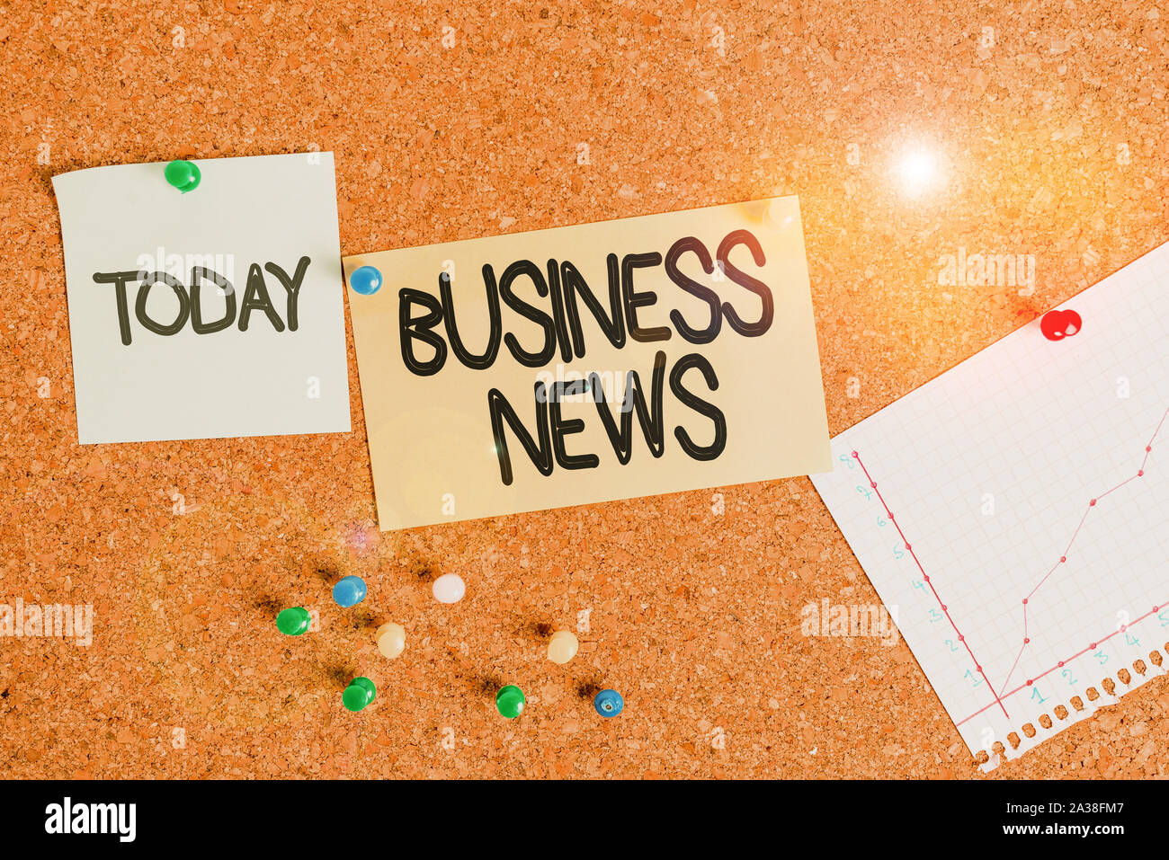 La grafia la scrittura di testo Business News. Foto concettuale avviso commerciale relazione commerciale mercato Corporate Aggiornamento Insight Bacheca colore taglia il pin della carta Foto Stock