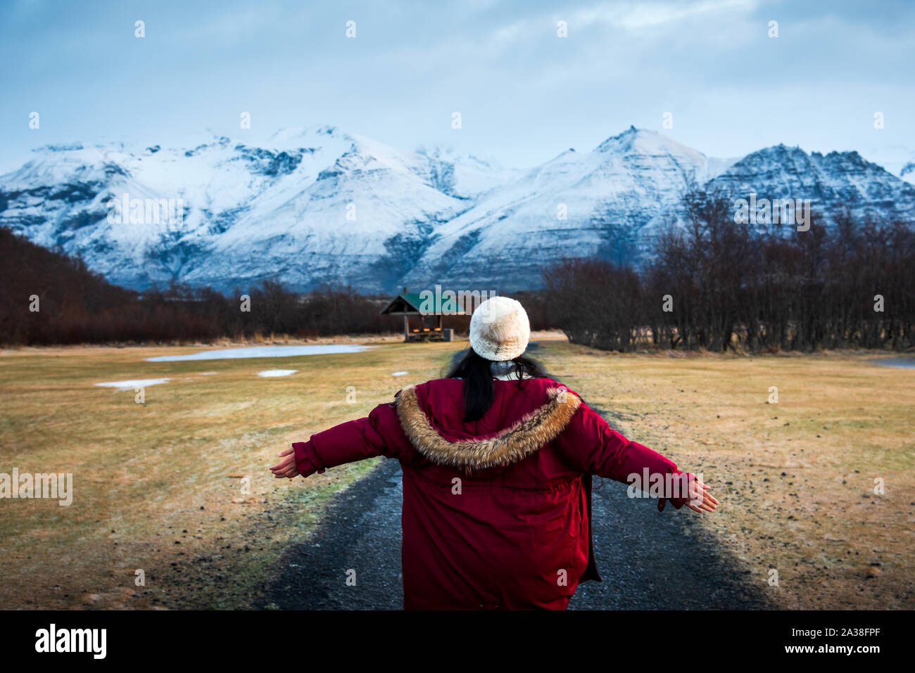 Viaggiatori femmina a camminare su una strada panoramica in Islanda Foto Stock