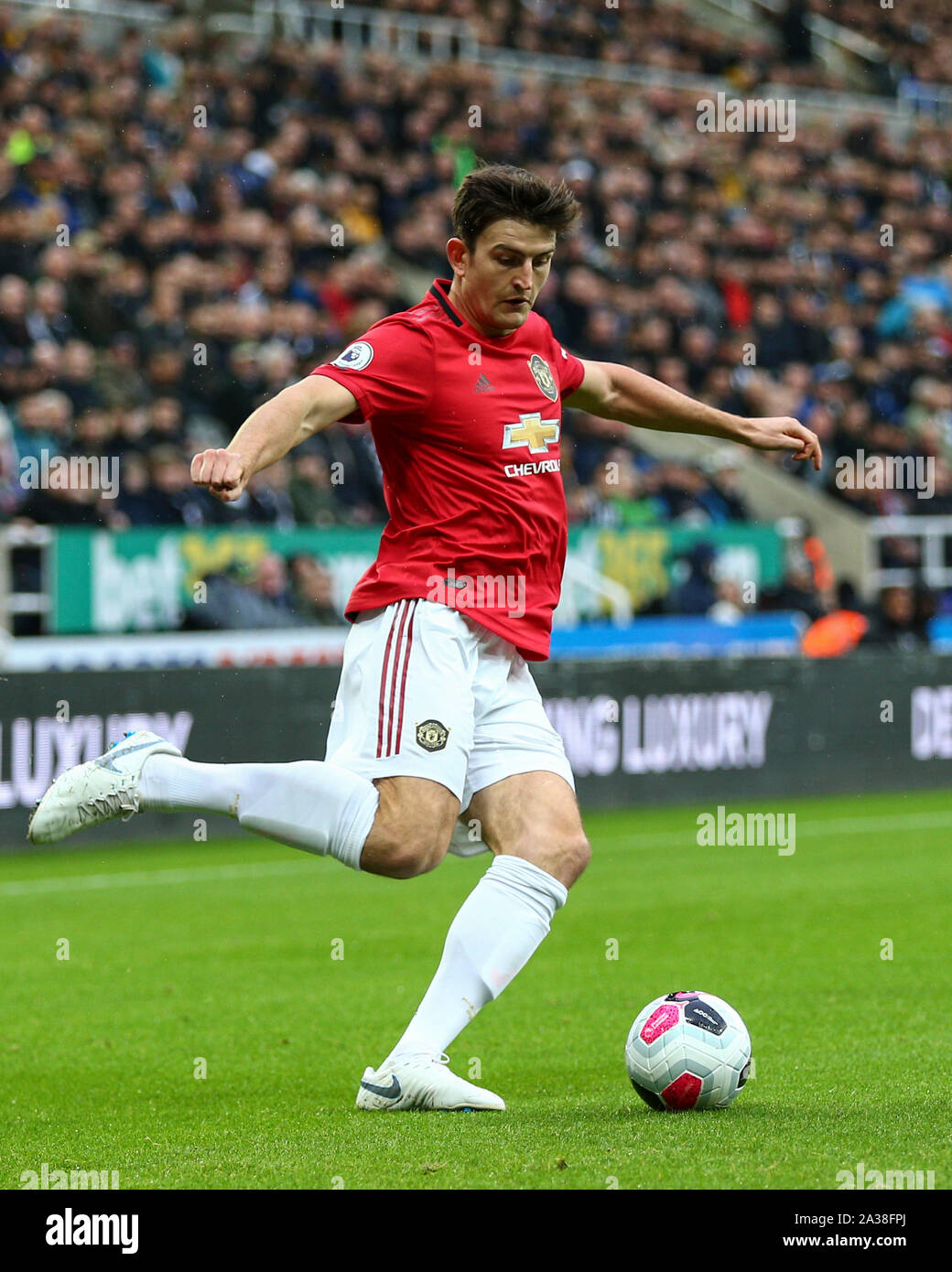 Newcastle, Tyne and Wear, Regno Unito. 6 ottobre 2019. English Premier League Football, Harry Maguire del Manchester United cancella upfield- rigorosamente solo uso editoriale. Nessun uso non autorizzato di audio, video, dati, calendari, club/campionato loghi o 'live' servizi. Online in corrispondenza uso limitato a 120 immagini, nessun video emulazione. Credit: Azione Plus immagini di sport/Alamy Live News Foto Stock