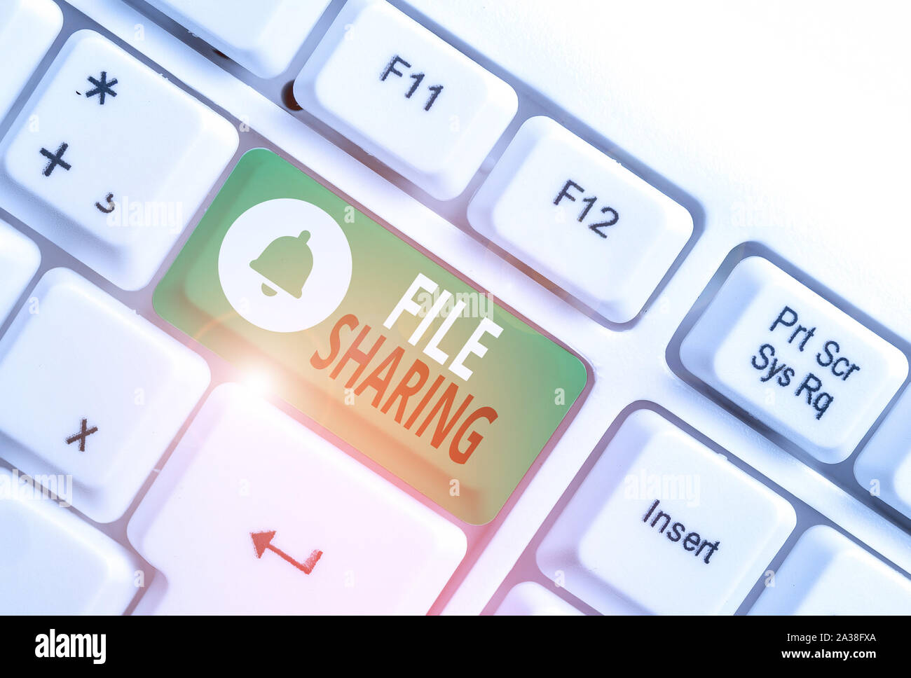 Conceptual la scrittura a mano che mostra la condivisione di file. Concetto significato trasmettere file da un computer a un altro su una rete White tastiera PC con nota p Foto Stock