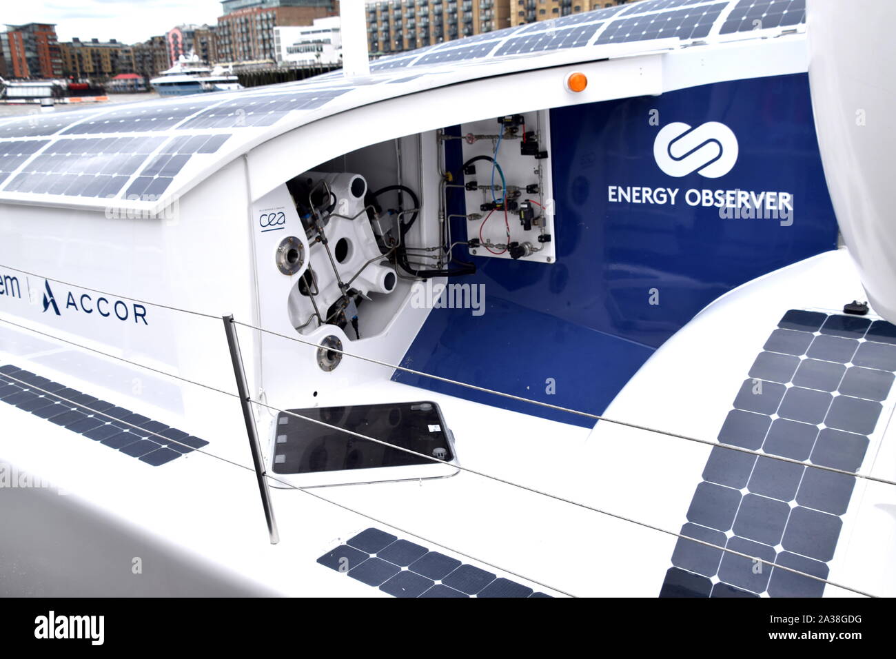 Osservatore di energia è la prima barca ad essere alimentato a Idrogeno con celle fotovoltaiche per convertire l'acqua di mare in combustibile. Foto Stock