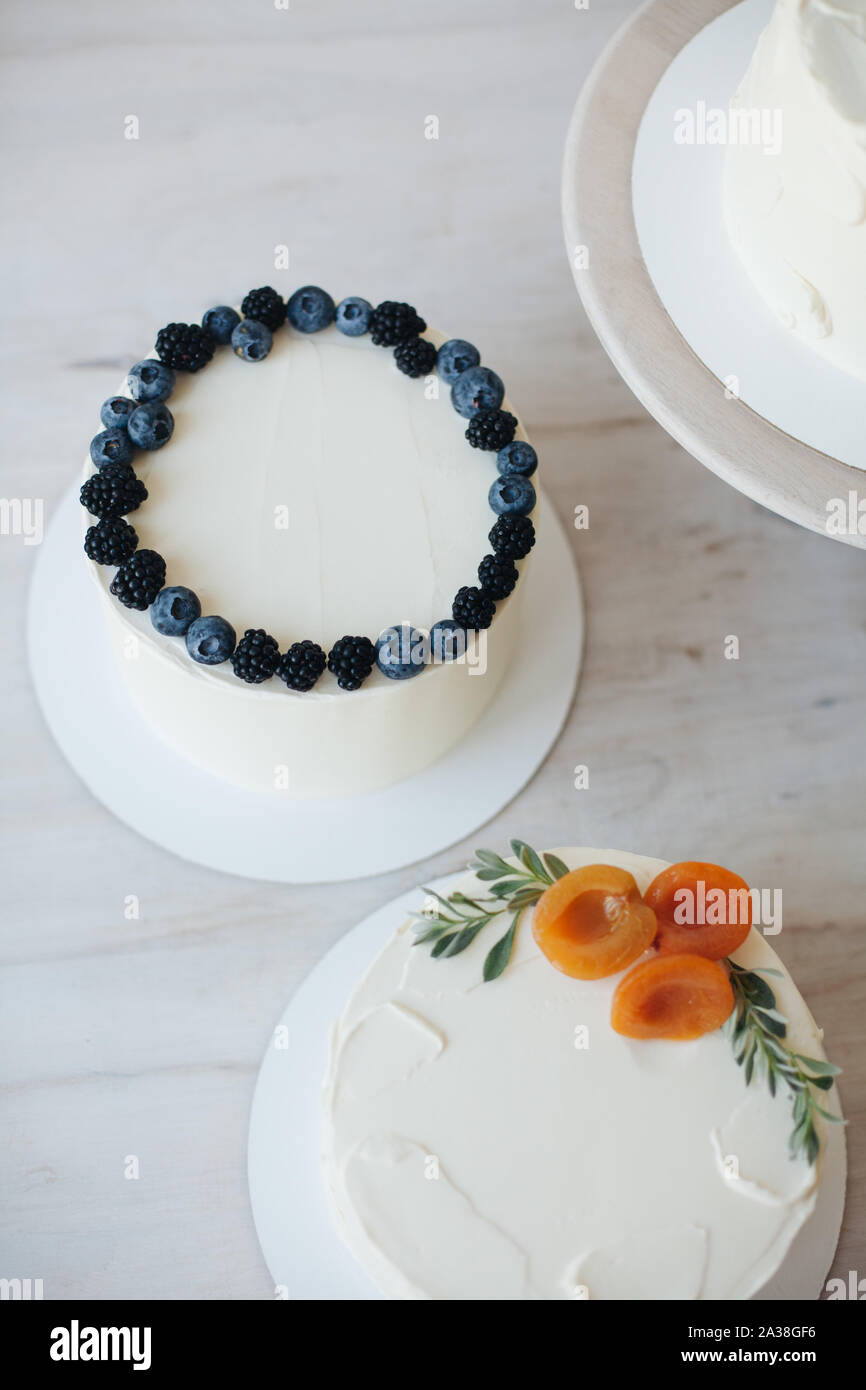 Due torte di crema di burro con glassa e decorazione di frutta Foto Stock