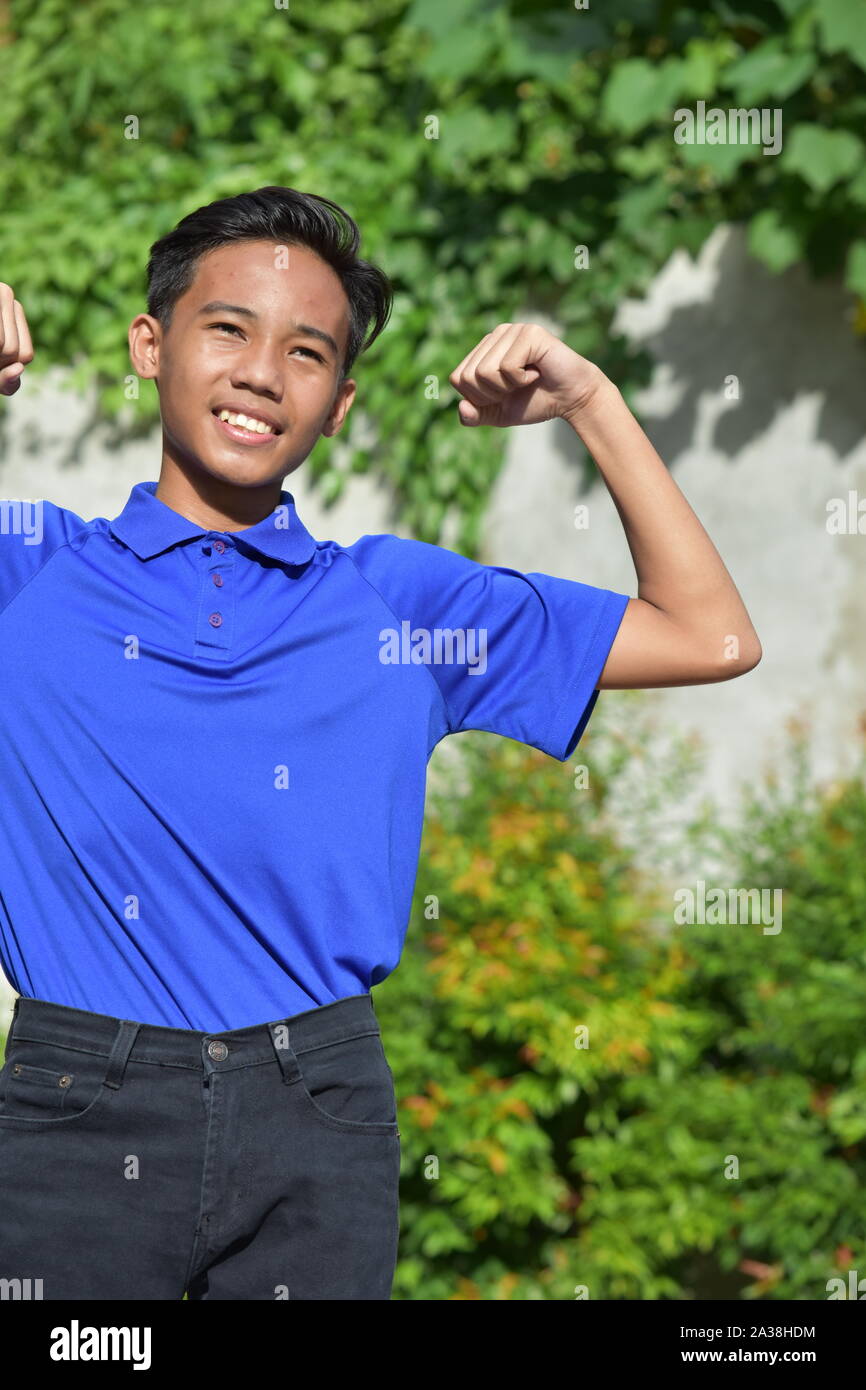 Buona muscolare cercando filippino maschio adolescente Foto Stock