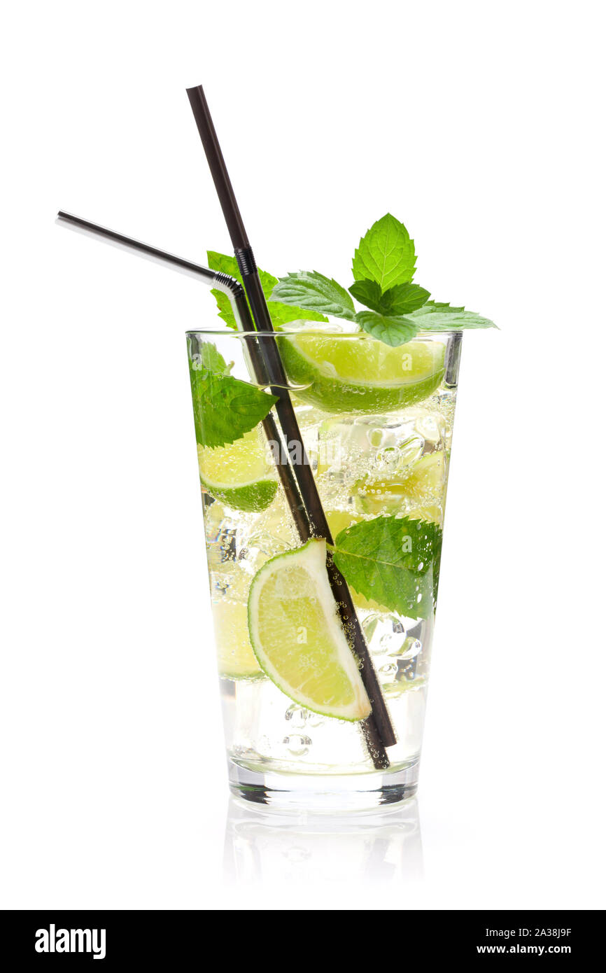 Cocktail Mojito vetro. Isolato su sfondo bianco Foto Stock