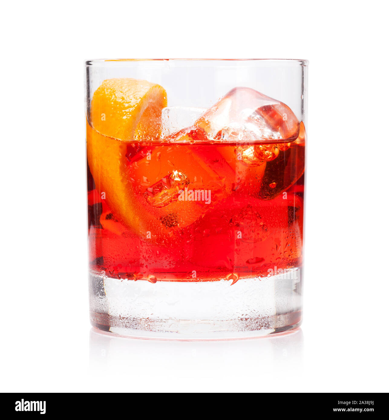 Negroni bicchiere da cocktail. Isolato su sfondo bianco Foto Stock