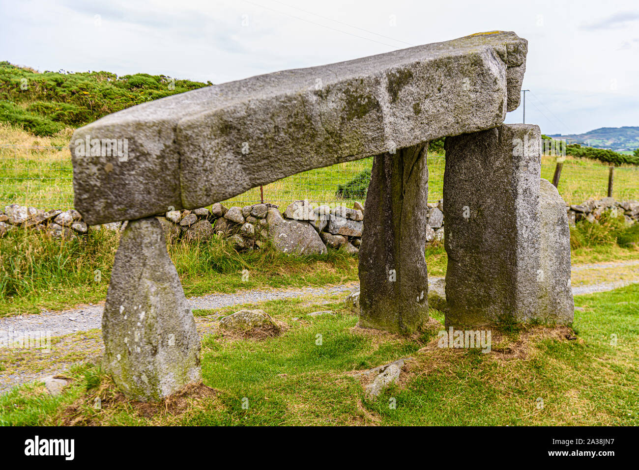 Legananny Dolmen, un portale del neolitico tomba, vicino a Castlewellan, County Down, Irlanda del Nord, Regno Unito Regno Unito Foto Stock