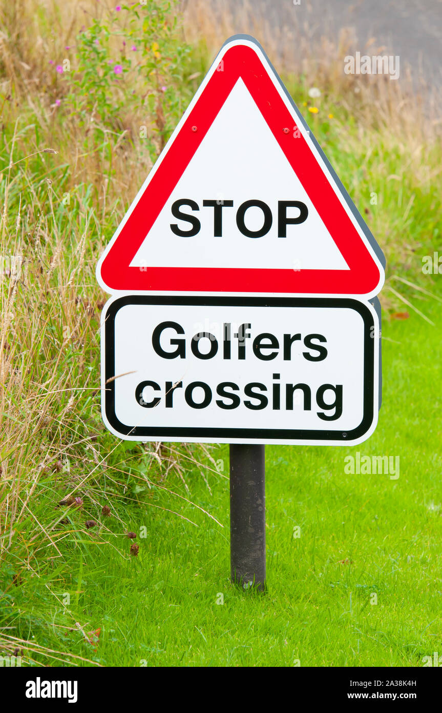 Segnale di avvertimento in corrispondenza di un campo da golf, i driver di avvertimento che i golfisti saranno crossing. Foto Stock