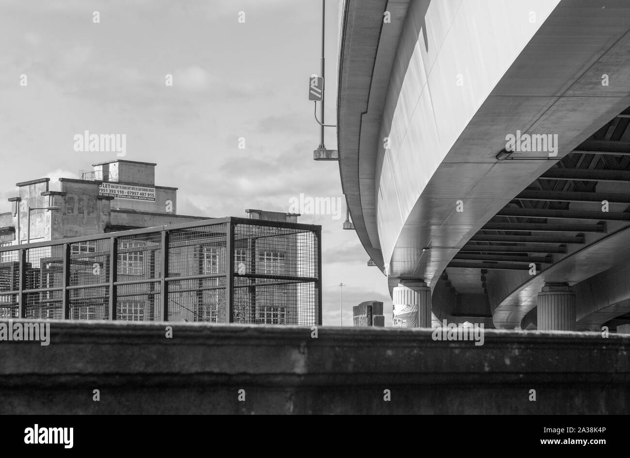 Basso angolo di calcestruzzo moderno ponte stradale a Glasgow, Scozia Foto Stock