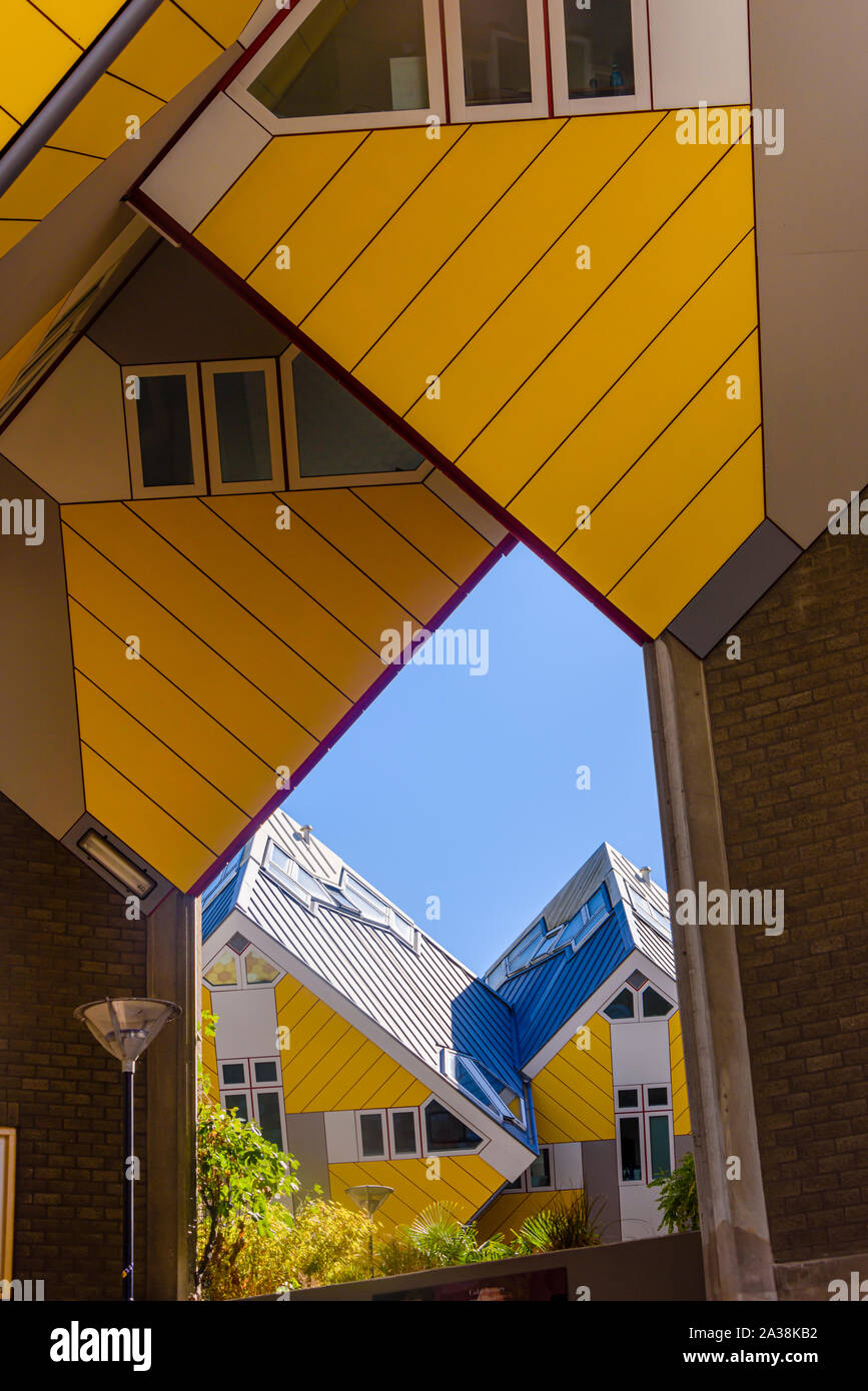 Architettura moderna Cube Case, progettato da Piet Blom e progettato per massimizzare lo spazio interno, senza usare un sacco di spazio al suolo. Rotterdam, N Foto Stock