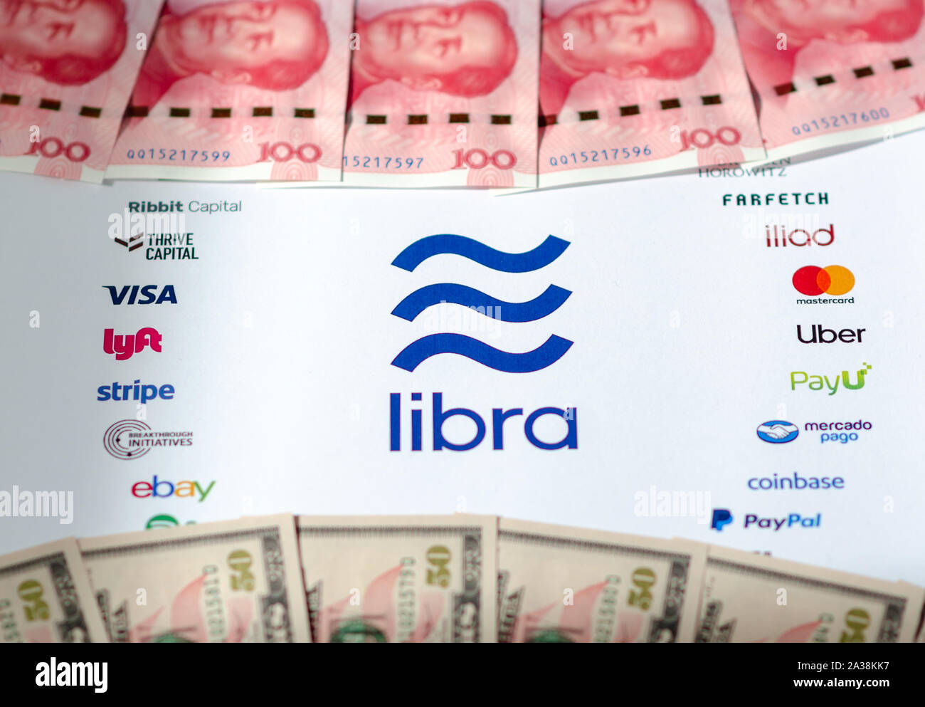 La pietra, Staffordshire / UK - 6 Ottobre 2019: Associazione Libra logo su una brochure con USD e CNY banconote. Foto con il fuoco selettivo. Foto Stock