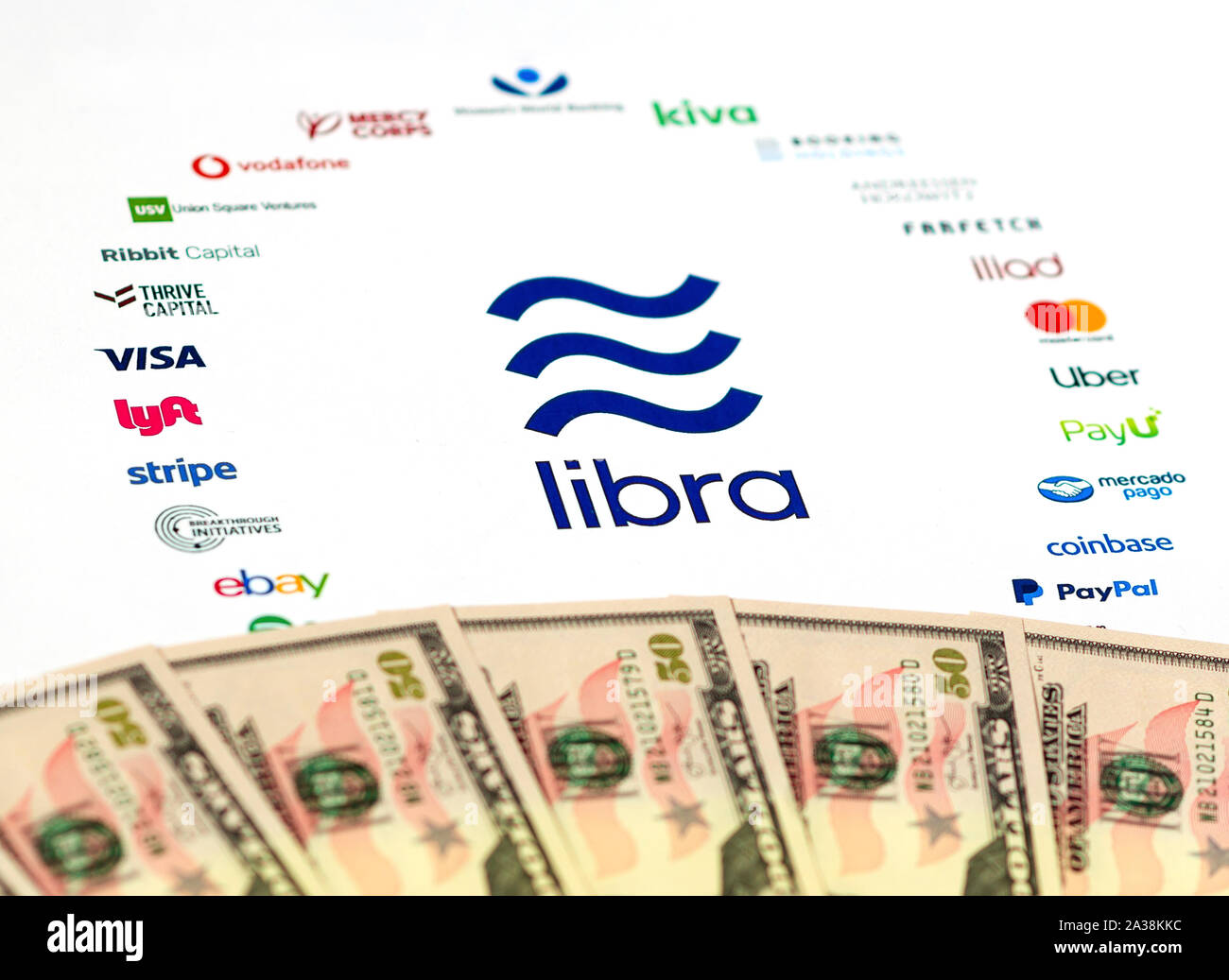 Libra logo Associazione su carta per brochure e banconote americane. A titolo illustrativo per Facebook piano per creare moneta mondiale chiamato libra. Foto Stock