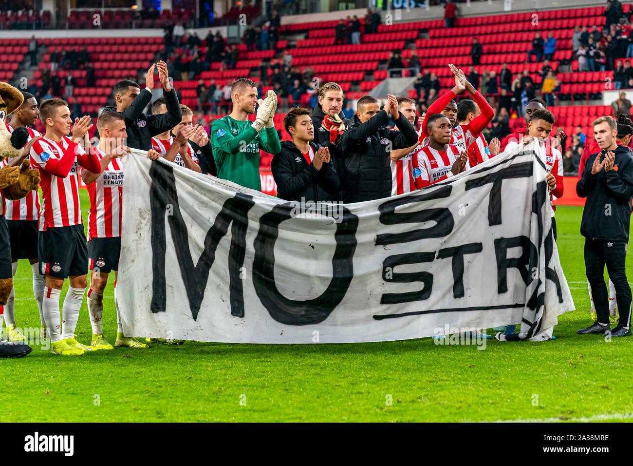EINDHOVEN, Paesi Bassi, 06-10-2019, calcio, Philips Stadium, olandese eredivisie, stagione 2019-2020, PSV giocatori con banner di Mo rimanere forte, durante la partita PSV - VVV, Punteggio finale : 4-1 Foto Stock
