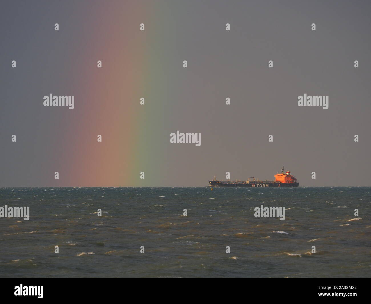 Sheerness, Kent, Regno Unito. Il 6 ottobre, 2019. Regno Unito Meteo: un arcobaleno colorato alla fine di un giorno di tempesta in Sheerness, Kent. Un nome della nave che quasi incantesimi "Storm" - la Storm Gyda vele passato un vivido arcobaleno. Credito: James Bell/Alamy Live News Foto Stock