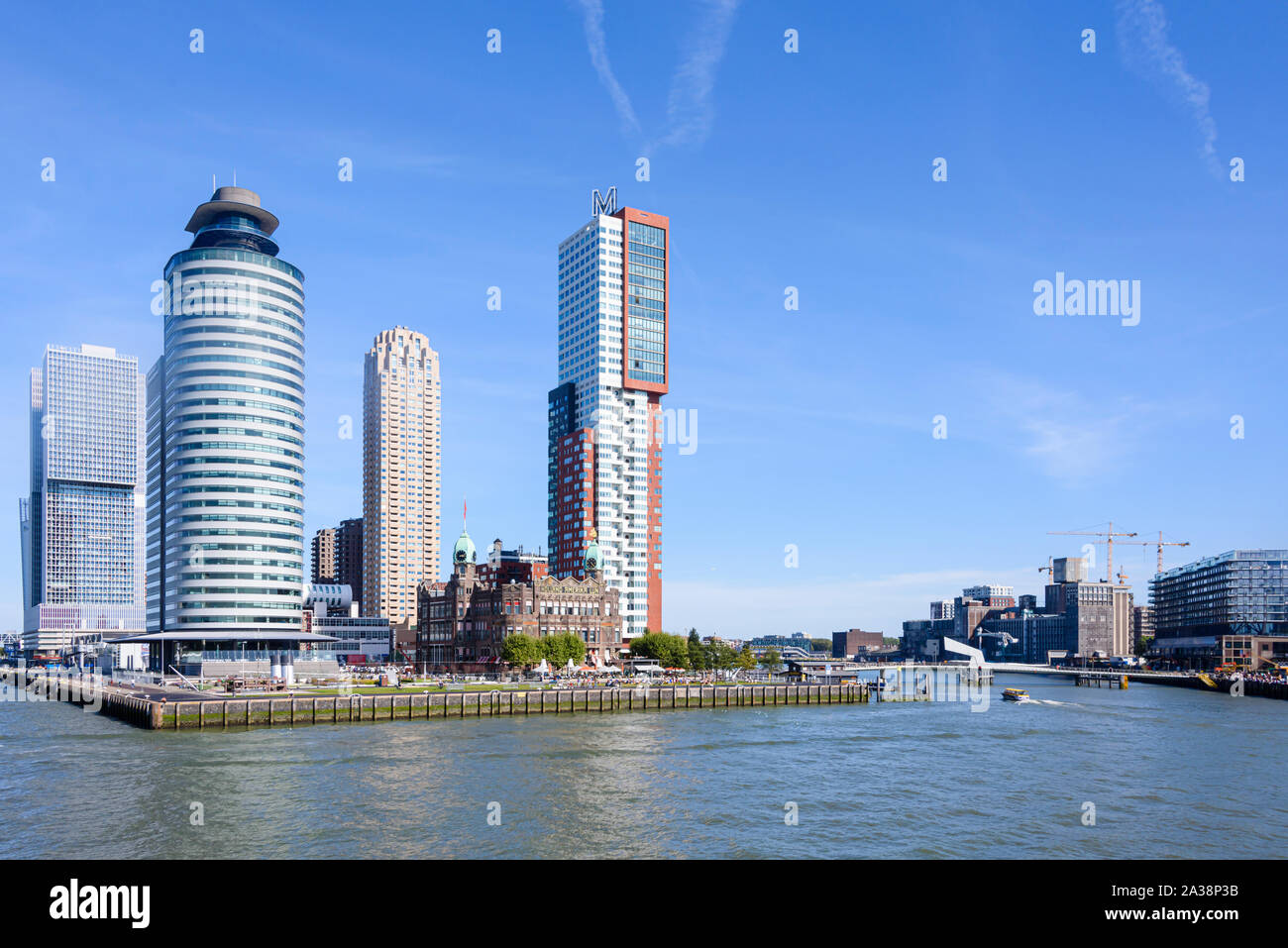 Il vecchio Holland Amerika Lijn (Holland America Line) edificio, ora Hotel New York, circondato da uffici moderni blocchi, Rijnhaven, Rotterdam, Olanda Foto Stock