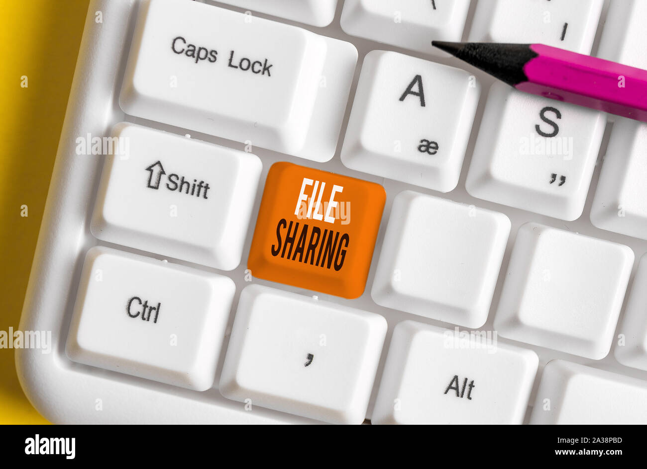 Testo della scrittura per la condivisione di file. Foto concettuale di trasmettere file da un computer a un altro su una rete bianca tastiera PC con nota vuota abo della carta Foto Stock