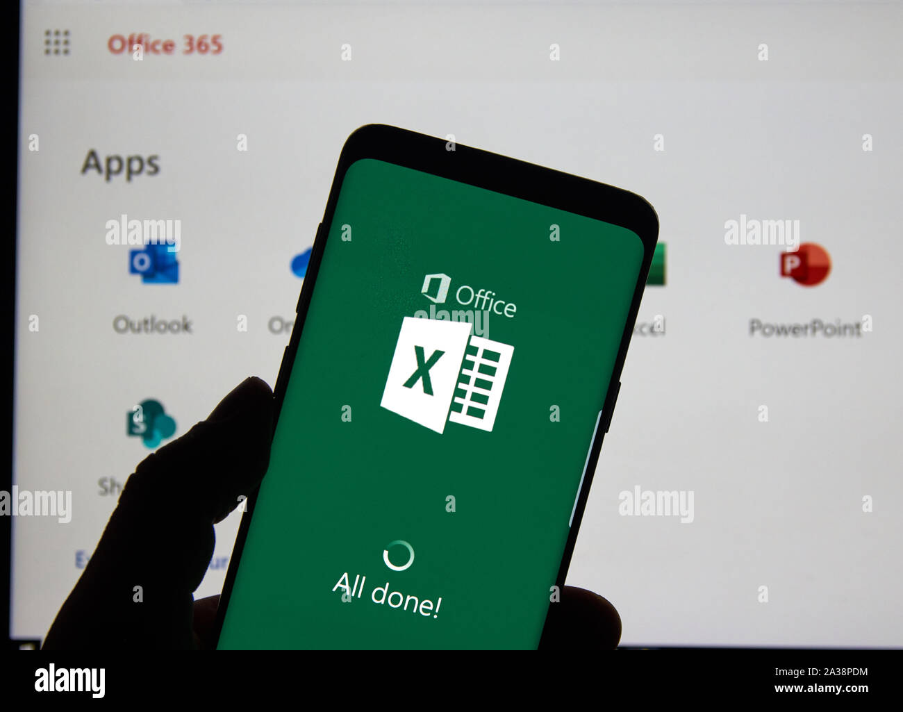 MONTREAL, Canada - 24 Aprile 2019: un telefono cellulare con Microsoft logo Excel su uno schermo di computer portatile. Microsoft Office è una famiglia di software client-server Foto Stock