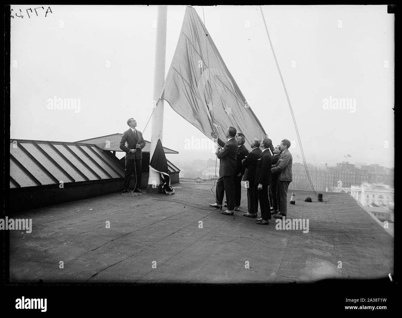 S. Yousry Pascià, il nuovo Ministro per gli Stati Uniti da parte di Egitto, sollevando la nuova bandiera egiziana su Willard Hotel, legazione temporanea Foto Stock