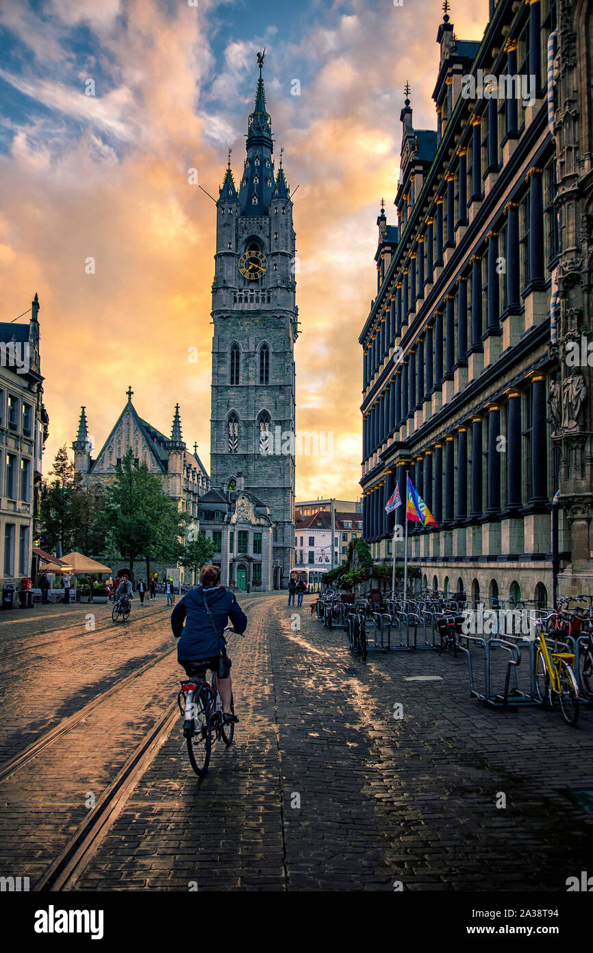 Un ciclista sta andando a Mammelokker. Questo edificio che fu una volta una prigione della città, il centro storico di Gand, la regione delle Fiandre, in Belgio Foto Stock
