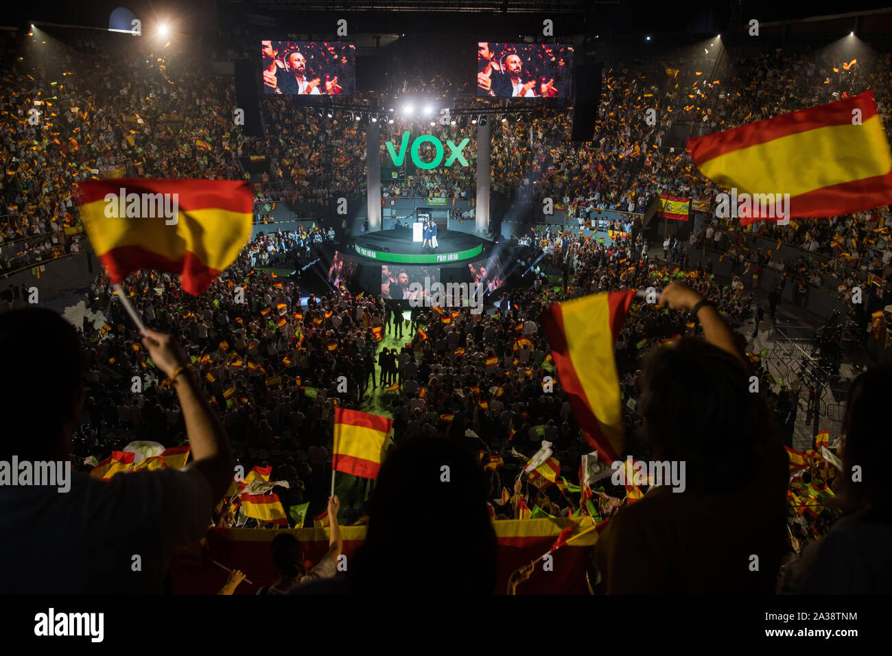 Madrid, Spagna. Il 6 ottobre, 2019. Migliaia di estrema destra partito sostenitori VOX durante il 'Vistalegre Plus Ultra' rally in anticipo di un mese prima delle elezioni spagnole. Credito: Marcos del Mazo/Alamy Live News Foto Stock