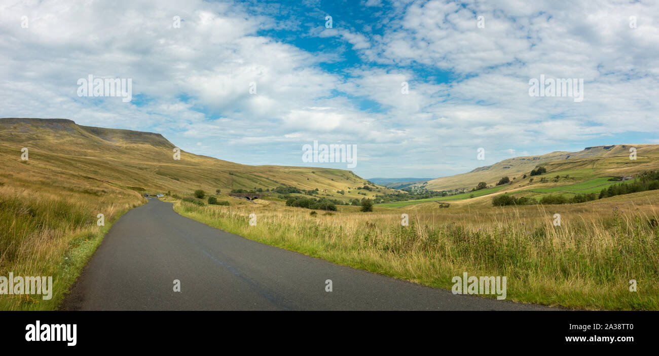 Via unica strada attraverso Mallerstang Dale con Cinghiale cadde in montagna a sinistra e Shunner cadde a destra, Yorkshire Dales National Park, UK l Foto Stock