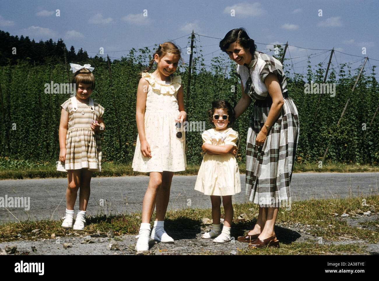 I militari americani la madre e il bambino con due suore tedesche, anni cinquanta, post -guerra Germania Foto Stock