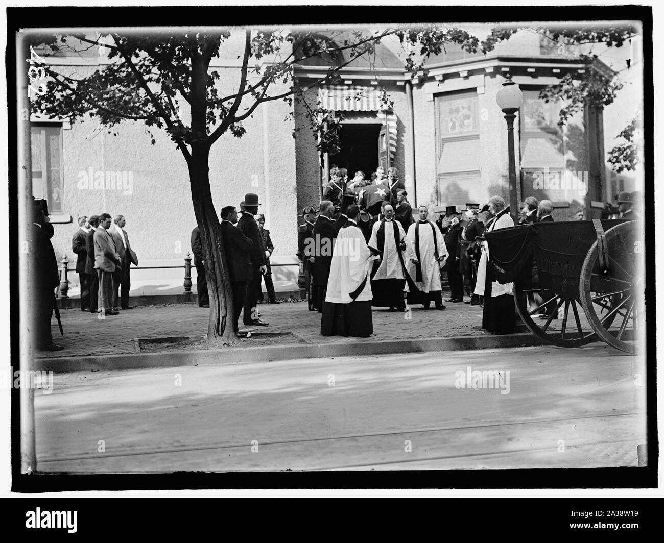 SCHLEY, Winfield Scott, Ammiraglio U.S.N. Funerale, ST. JOHN'S Church. PALLBEARERS; ministri, REV. Il cotone Smith e cappellano della marina militare; REV. Il DR. GEORGE WILLIAM SMITH permanente al cassero Foto Stock