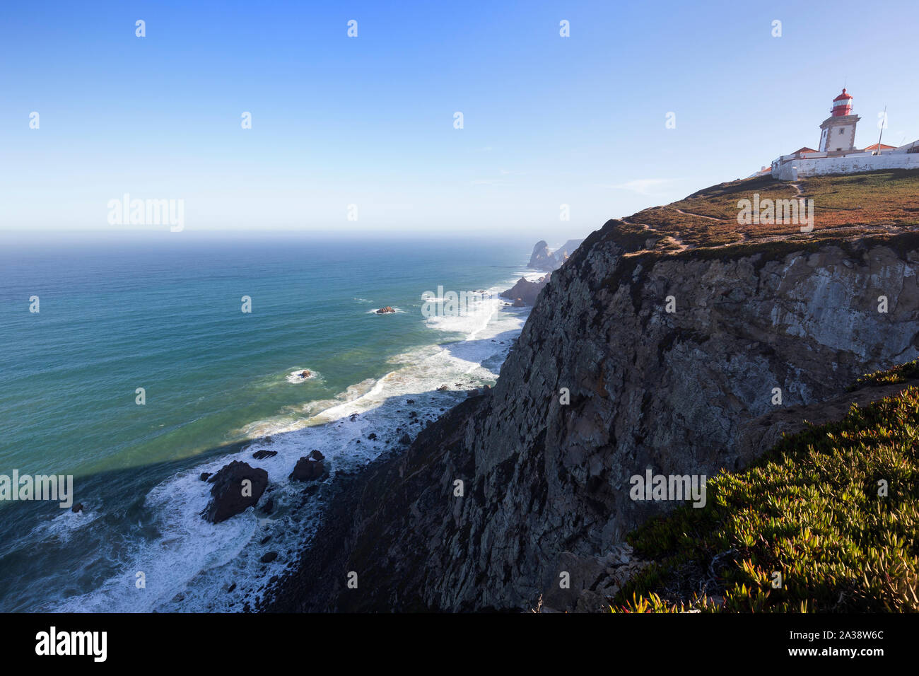 Vista panoramica dell'Oceano Atlantico, faro e costa scoscesa a Cabo da Roca, il punto più occidentale dell'Europa continentale, in Portogallo. Foto Stock