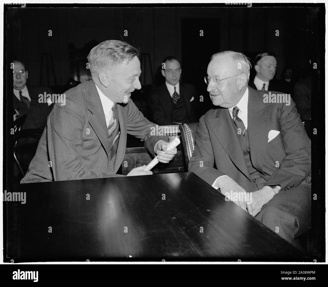 Presidente S.E.C. colloqui con la testimonianza di monopolio. Washington, 8 febbraio Presidente della S.E.C. William Douglas Frederick Ecker, presidente del consiglio di amministrazione della Metropolitan Life Insurance Co. e oggi la testimonianza di fronte al zionale Comitato economico, chiacchierando in modo informale prima dell' inizio della sessione odierna. La S.E.C. è il 'Spostamento power' dietro l'inchiesta di assicurazione Foto Stock