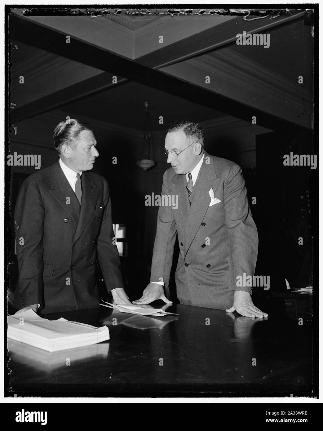 S.E.C. indaga Whitney Co. crollo. Washington, 12 aprile. H.G. Wellington, partner della società di Wellington e Co. ha detto il SEC oggi che la sua impresa ha fatto un prestito non garantito su una trentina di giorno nota a Richard Whitney e Co. nel sett. 1933, e che il denaro non è stato pagato per quattro anni. Wellington testimoniato come SEC audizioni su Whitney crash ha iniziato a Washington, il prestito è stato reso mentre Whitney fu Presidente del New York Stock Exchange di cui Wellington è un Governatore, Samuel O. Clark, Jr. esaminatore prova a destra è illustrato parlando a Wellington al SEC oggi, 4/12/38 Foto Stock