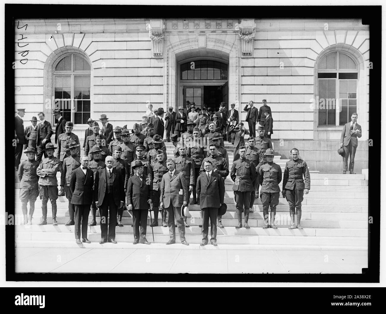Senato Edificio per uffici. Gruppo di soldati a passi con i senatori McNARY; WARREN; CHAMBERLAIN; UNIDENTIFIED; McKELLAR Foto Stock