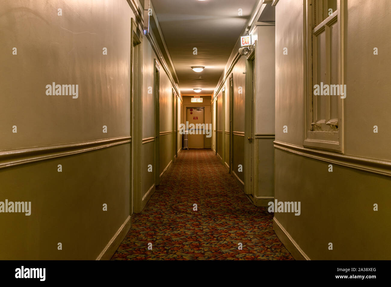 Dark americano vecchio edificio di appartamenti in corridoio Foto Stock