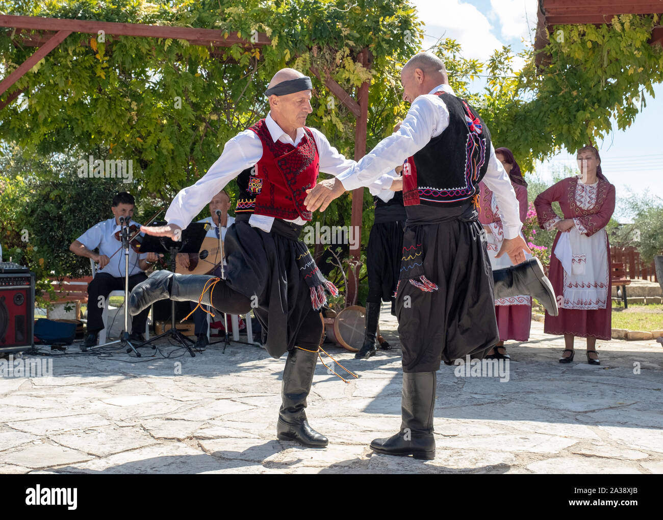 Ballerini cipriota esecuzione in costumi tradizionali all'oleastro Festival di oliva, Anogyra, Cipro. Foto Stock